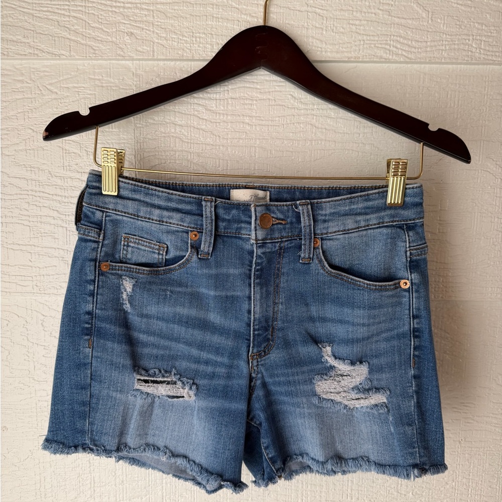 Universal Thread High Rise Mid Distressed Shorts Size 2/26